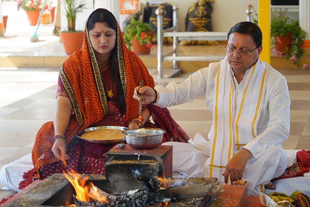 नवरात्रि पर सीएम ने की पूजा, कहा- ये भारतीय संस्कृति की महान परंपरा का प्रतीक, देखें तस्वीरें