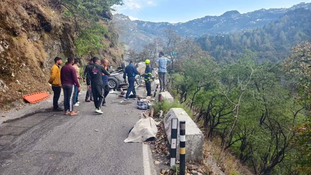 झड़ीपानी मार्ग पर दर्दनाक हादसा, वाहन में देहरादून के छात्र थे सवार; पांच की मौत-सड़क पर बिखरे शव