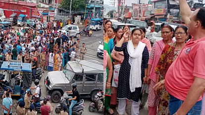 देहरादून गोलीकांड: गुस्साए लोगों ने सड़क की जाम, बोले-खौफ के साए में जी रहे, पत्नी-बहन का दिखा दर्द, तस्वीरें