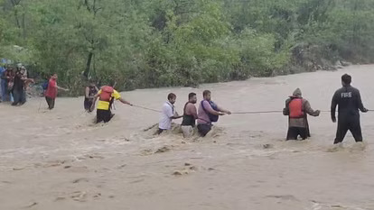 Dehradun: बारिश में मौज-मस्ती बनी आफत…टोंस नदी में अचानक आई बाढ़, गुच्चूपानी गए 10 पर्यटक फंसे, ऐसे बची जान