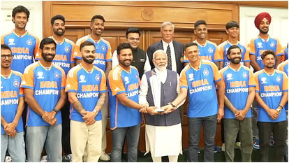 Team India: पीएम मोदी के साथ विश्व विजेता भारतीय टीम, खूब लगे हंसी-ठहाके; ट्रॉफी के साथ तस्वीर भी खिंचवाई