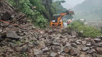  उत्तराखंड में भारी बारिश ने बढ़ाई मुश्किल, गंगोत्री हाईवे मलबा आने से बंद, कर्णप्रयाग में फंसे वाहन