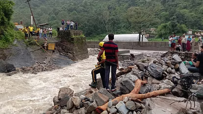 मूसलाधार बारिश से पुल बहा, रिजॉर्ट में रुके आठ पर्यटक फंसे, SDRF ने ऐसे किया रेस्क्यू, तस्वीरें