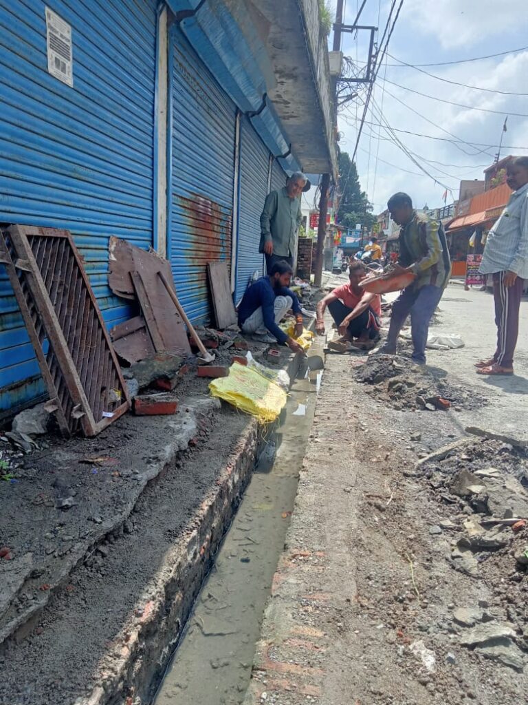 पार्षद राजेश शंकर ‘बिट्टू’ के द्वारा नालियों का निर्माण:DEHRADUN