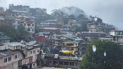 PHOTOS: मसूरी में लगातार दो महीने से रुक-रुककर हो रही बारिश, कोहरा छाने से सुबह शाम बढ़ने लगी ठंड