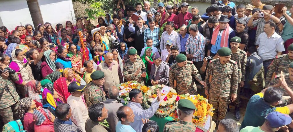 चमोली जिले के कोलपुड़ी गांव निवासी शहीद जवान नारायण सिंह का अंतिम संस्कार