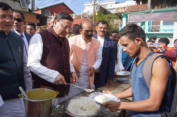 UTTRAKHAND : युवाओं के लिए पूर्व सैनिकों द्वारा लगाए गए लंगर में शामिल हुए।  मुख्यमंत्री श्री पुष्कर सिंह धामी