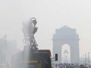 Delhi Pollution: स्मॉग में लिपटी राजधानी, हवा जहरीली; सांसों पर संकट बरकरार, AQI बढ़ा रहा दिल्लीवालों की चिंता