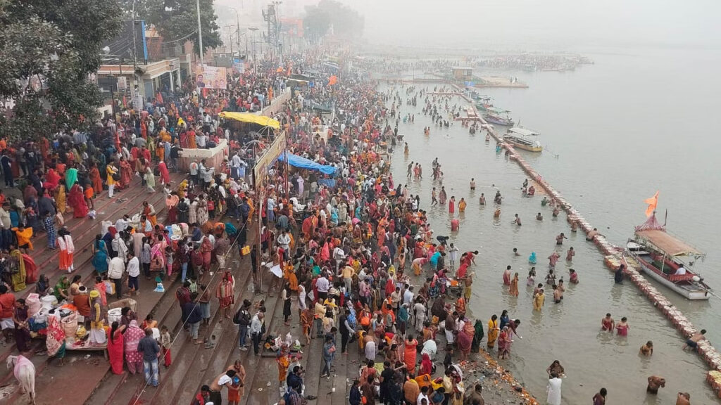 कार्तिक पूर्णिमा आज: अयोध्या सहित प्रमुख गंगा घाटों पर सुबह से स्नान, सरयू तट पर हजारों ने लगाई आस्था की डुबकी