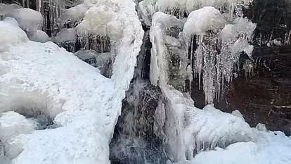 Uttarakhand Weather: बदरीनाथ में शून्य से नीचे पहुंचा तापमान, जम गई इंद्रधारा, पड़ रही कड़ाके की ठंड, तस्वीरें