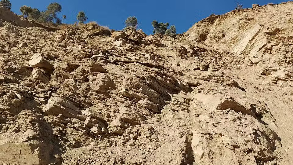 तस्वीरों में देखिए क्वारब का डरावना रूप: खतरों के बीच सफर हुआ जोखिमभरा, कुमाऊं के तीन जिलों की आबादी परेशान