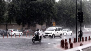 Rain in Delhi-NCR: दिल्ली-एनसीआर में कई इलाकों में बारिश, तापमान में आई गिरावट; बढ़ी ठिठुरन