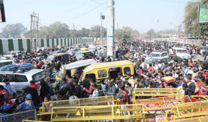 Traffic In Prayagraj : मिर्जापुर और लखनऊ मार्ग पर आठ किमी तक वाहनों की लंबी कतार, श्रद्धालु हुए परेशान