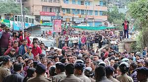 नैनीताल में फिर से शुरू हुआ बवाल: सड़कों पर उतरी भीड़, जमकर हो रहा प्रदर्शन, हनुमान चालीसा का भी किया पाठ