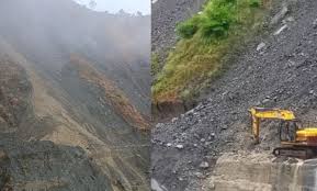 Dehradun: कालसी-चकराता मोटर मार्ग पर हुआ भूस्खलन, कहर बनकर टूटी पहाड़ी, मलबा हटाकर रास्ता खोला गया