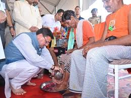 Haridwar: सीएम धामी ने पैर धोकर किया कांवड़ियों का स्वागत, हेलीकाॅप्टर से हुई पुष्पवर्षा