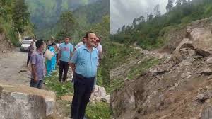 Badrinath Highway: भारी बारिश से हनुमान चटृी के पास पुल के नीचे सुरक्षा दीवार बही, भारी वाहनों की आवाजाही रोकी