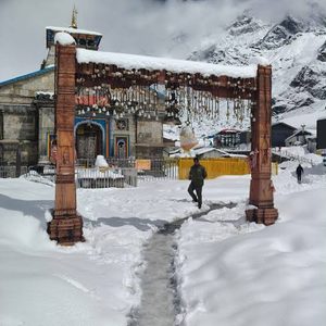 उत्तराखंड में मौसम का बदला मिजाज, कई जिलों में बारिश और ऊंचाई वाले क्षेत्रों में बर्फबारी की संभावना